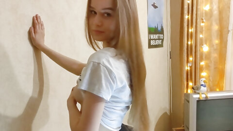 Brunette amateur girlfriend poses naked...