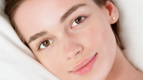 Teen beauty Amy Moloko strips off her...